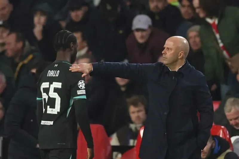 HLV Arne Slot an ủi hậu vệ 18 tuổi dù Liverpool để thua 2-3 trước PSV Eindhoven. Liverpool1.jpg