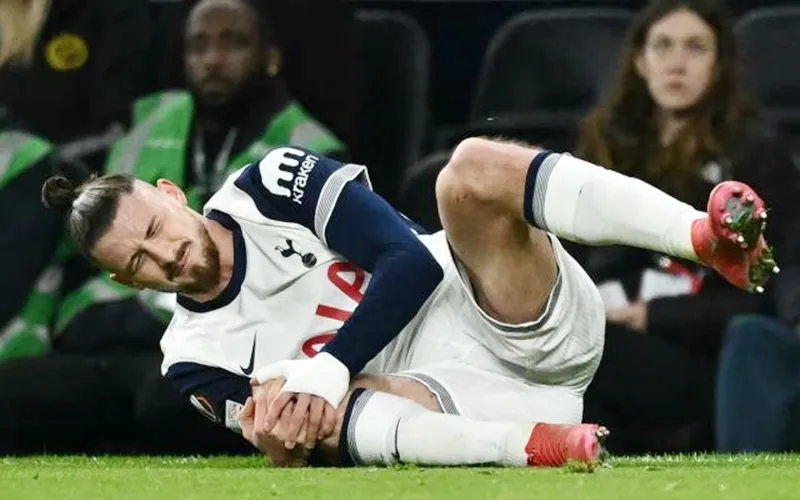 Radu Dragusin trở thành cầu thủ mới nhất trong danh sách chấn thương dài dằng dặc của Tottenham. Dragusin.jpg