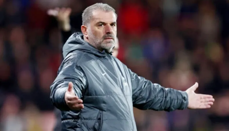 HLV Ange Postecoglou thừa nhận chưa thể đoàn kết Tottenham khi người hâm mộ liên tục la ó Chủ tịch Daniel Levy.
