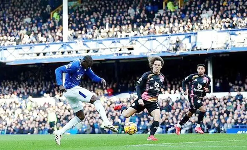Doucoure ghi bàn chỉ sau hơn 10 giây để đưa Everton vào lộ trình giành chiến thắng 4-0 trước Leicester. Dragusin.jpg