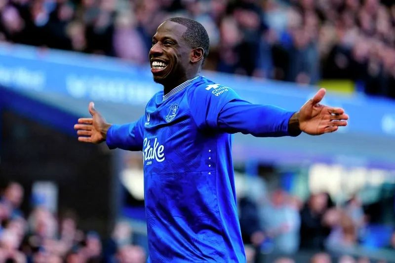 Tiền vệ Abdoulaye Doucoure của Everton ghi bàn thắng nhanh thứ 4 trong lịch sử Premier League.
