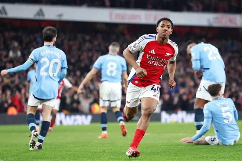 Arsenal hiện bất bại 14 trận tại Premier League và kém 6 điểm so với ngôi đầu của Liverpool. Erling Haaland.jpg