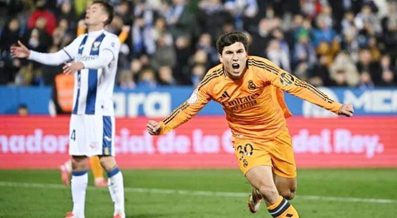 Gonzalo Garcia ghi bàn quyết định ở phút 93 đưa Real Madrid vào bán kết Copa del Rey. Real Madrid1.jpg