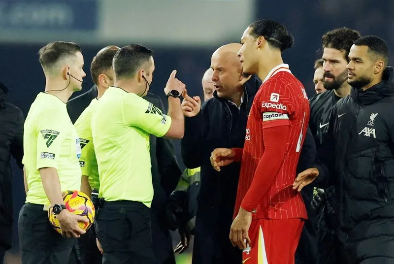 HLV Arne Slot dù vừa nhận thẻ đỏ nhưng vẫn sẽ chỉ đạo 2 trận đấu tiếp theo của Liverpool.