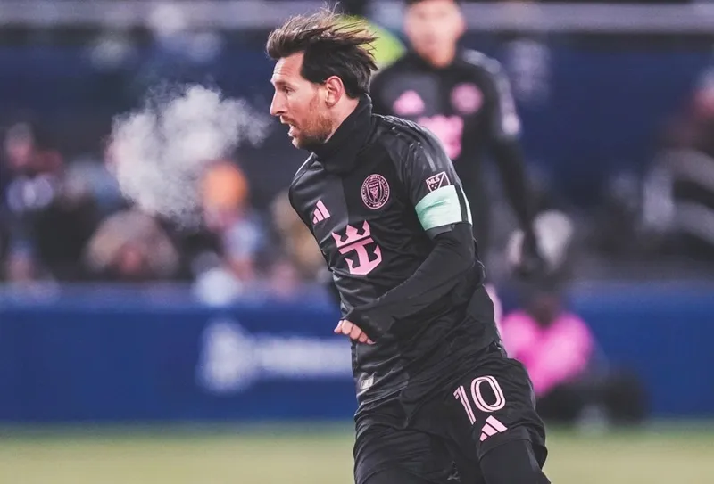 Thời tiết giá lạnh không thể ngăn Lionel Messi tỏa sáng ngay trận chính thức đầu tiên mùa giải mới.