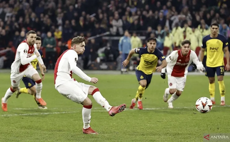 Cầu thủ dự bị Kenneth Taylor thực hiện thành công quả phạt đền ở đầu hiệp phụ đưa Ajax đi tiếp. Kenneth Taylor.jpg