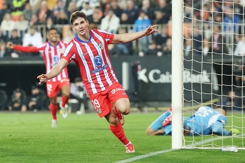 Julian Alvarez đã ghi 2 bàn khi Atletico Madrid giành chiến thắng 3-0 tại Valencia. Atletico Madrid.jpg
