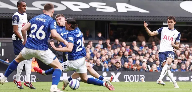 Brennan Johnson vừa trở lại đã ghi cú đúp giúp Tottenham thắng 4-1 tại Ipswich Town. Brennan Johnson.jpg
