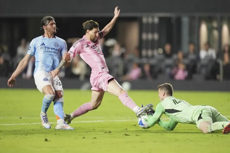 Lionel Messi 2 lần kiến tạo giúp 10 cầu thủ Inter Miami hòa cầm New York City FC 2-2.