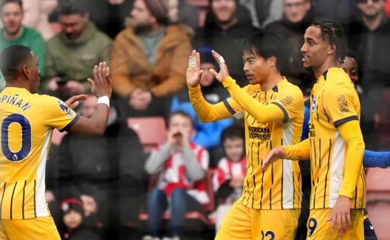 Mitoma cùng các đồng đội có màn hủy diệt Southampton Mitoma.jpg