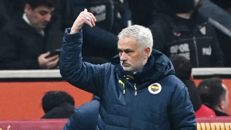 Mourinho liên tục chỉ trích công tác trọng tài ở Thổ Nhĩ Kỳ trong mùa giải đầu tiên làm việc ở Super Lig. Jose Mourinho.jpg