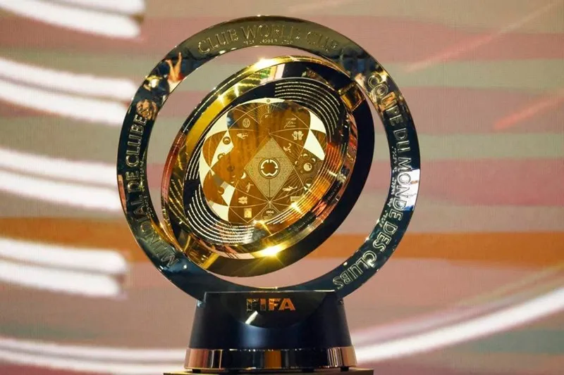 Chiếc cúp FIFA Club World Cup đã được trưng bày tại sân Chase. Lionel Messi.jpg