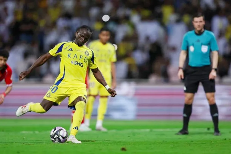 Sadio Mane giải cơn hạn bàn thắng của bản thân trên chấm phạt đền Sadio Mane.jpg