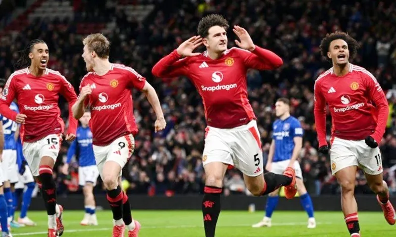 Harry Maguire sắm vai người hùng khi ghi bàn giúp Man.United đánh bại Ipswich Town 3-2.