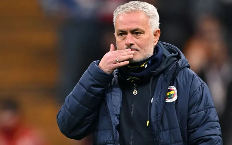HLV Jose Mourinho bị cấm chỉ đạo 4 trận và phạt tiền 44.000 USD sau rắc rối mới nhất liên quan đến trọng tài.