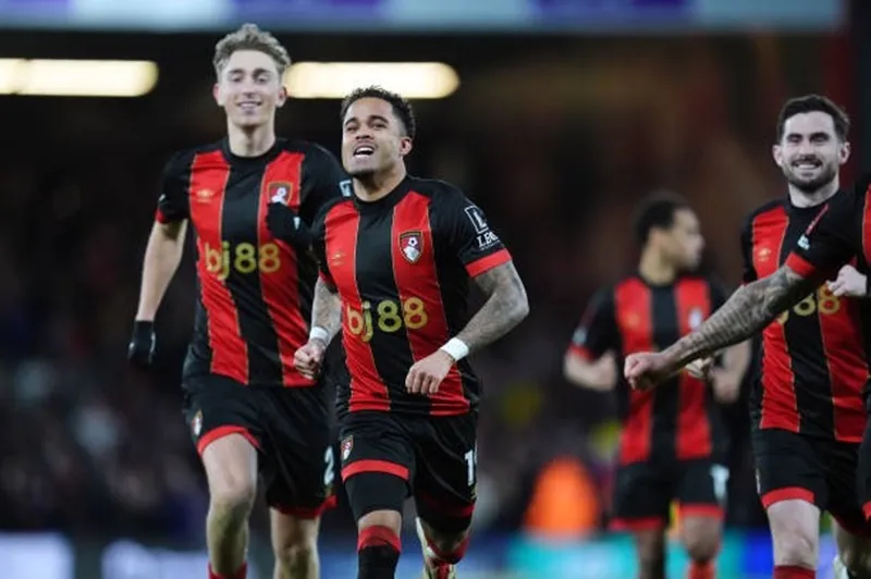 Niềm vui của các cầu thủ Bournemouth sau khi đánh bại Wolves ở loạt luân lưu Bournemouth.jpg