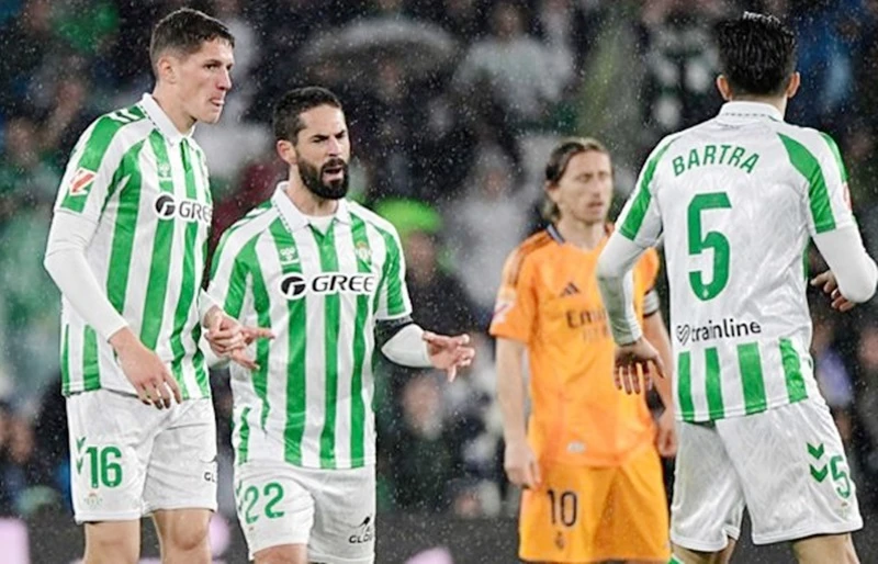 Isco dẫn dắt Real Betis thắng ngược dòng 2-1 trước nhà đương kim vô địch Real Madrid.