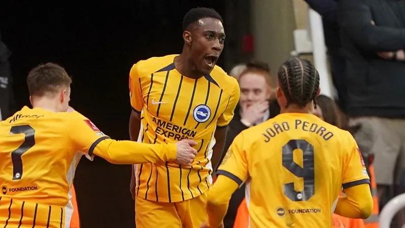 Danny Welbeck đưa Brighton vào tứ kết với bàn thắng quyết định trong hiệp phụ tại Newcastle. Danny Welbeck.jpg