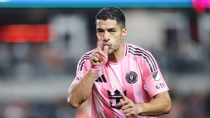 Luis Suarez truyền cảm hứng dẫn dắt Inter Miami thắng 4-1 ngay trên sân Houston Dynamo.