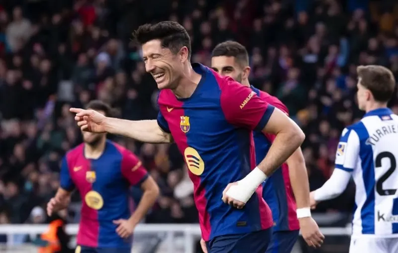 Robert Lewandowski tiếp tục sung mãn với bàn thứ 34 trên mọi đấu trường mùa giải này. Robert Lewandowski.jpg