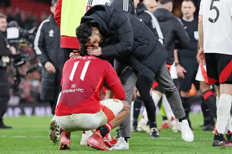 Amorim chia sẻ với Joshua Zirkzee sau khi sút hỏng luân lưu khiến đội dừng bước ở FA Cup. Ruben Amorim.jpg