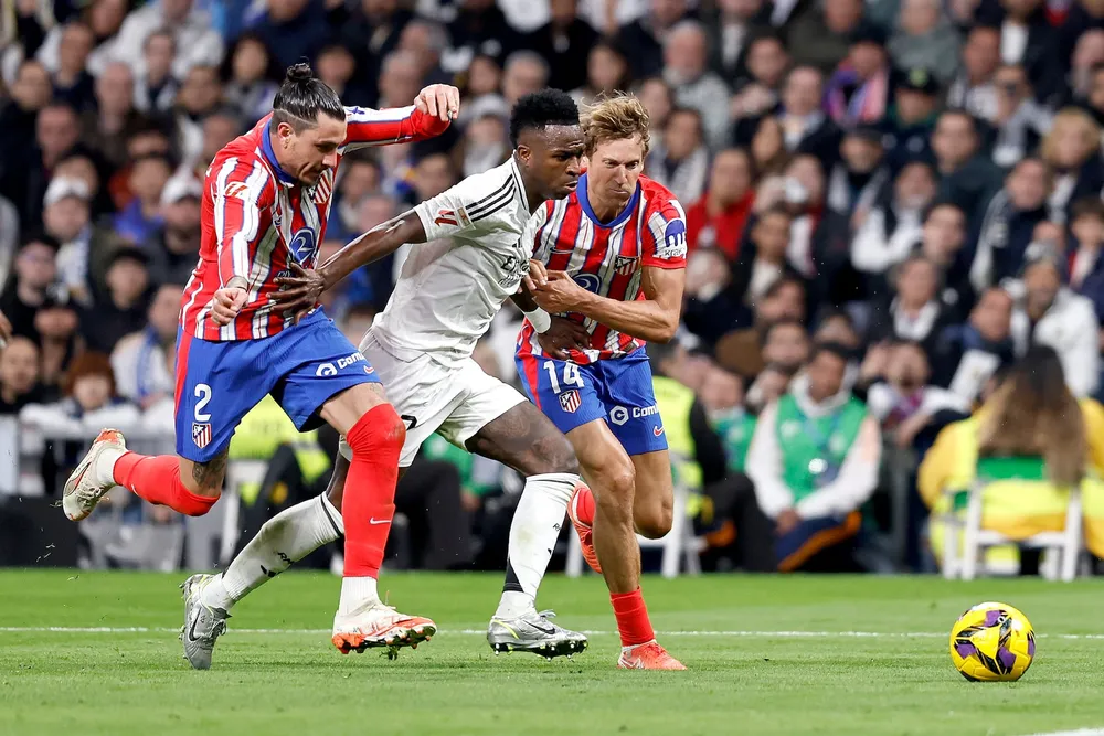 Vinicius và Real Madrid đã bị Atletico Madrid cầm hòa 1-1 trong trận lượt đi La Liga. Atletico Madrid1.jpg