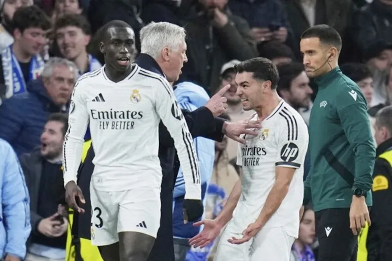 Brahim Diaz phấn khích mừng bàn thắng cùng với HLV Carlo Ancelotti. Brahim Diaz.jpg