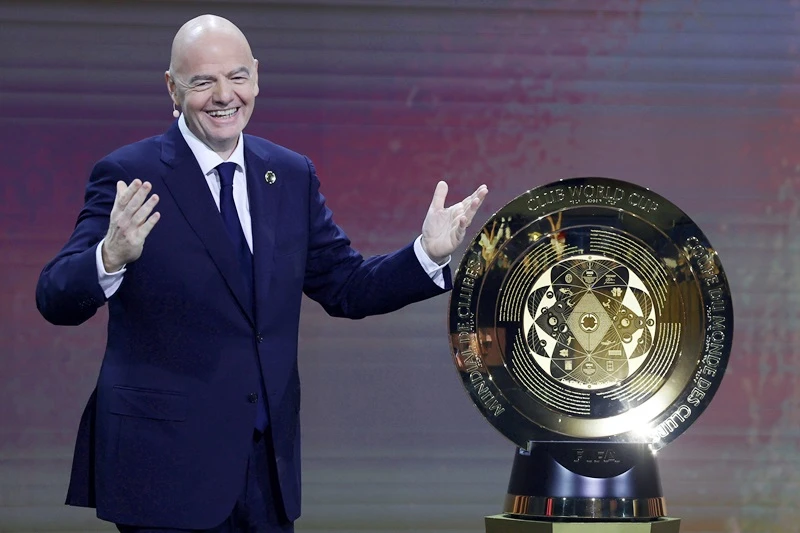 Chủ tịch FIFA Gianni Infantino và phiên bản chiếc cúp FIFA Club World Cup.