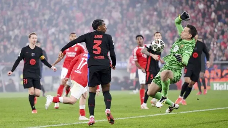 Nhưng thủ thành Wojciech Szczesny mới là người hùng của Barcelona với 8 pha cứu thua. thua.jpeg