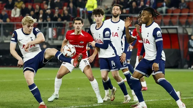 Bàn phản lưới nhà của Lucas Bergvall khiến Tottenham thua 0-1 trên sân AZ Alkmaar. Lucas Bergvall.jpg