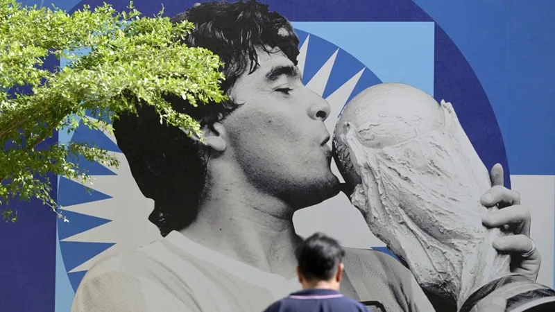 Diego Maradona qua đời ở tuổi 60 vào ngày 25-11-2020 vì một cơn đau tim.