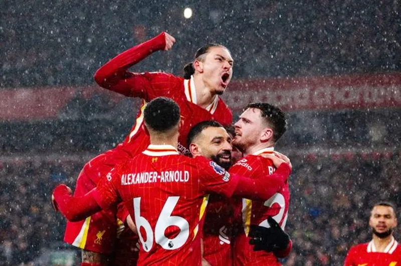 Liverpool dẫn đầu Premier League và tạo cách biệt 13 điểm so với đối thủ bám đuổi Arsenal. Liverpool1.jpg