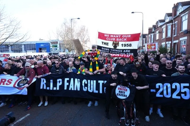 Người hâm mộ Man.United mặc đồ đen và diễu hành qua các con phố xung quanh sân Old Trafford. Bruno Fernandes1.jpg