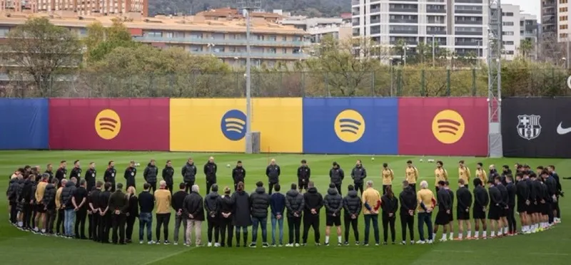 Barcelona dành một phút mặc niệm để tưởng nhớ Minarro trước buổi tập của đội vào Chủ nhật. Barca.jpg