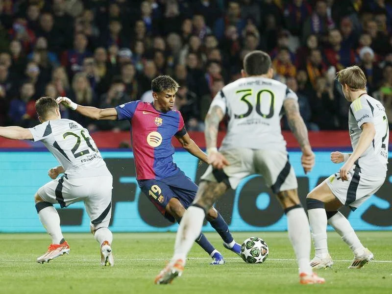 Lamine Yamal trở thành cầu thủ ghi bàn trẻ thứ 2 trong một trận đấu loại trực tiếp Champions League. Benfica1.jpg