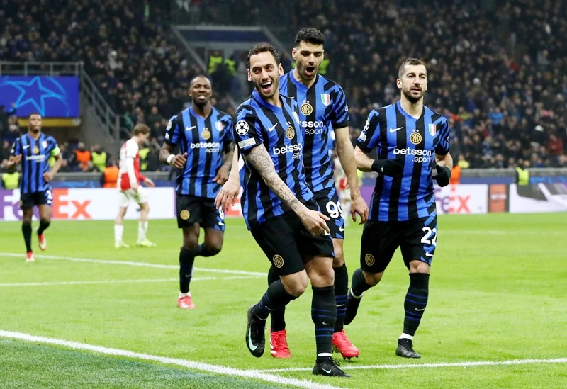 Inter Milan nhẹ nhàng tiến vào tứ kết Champions League khi đánh bại Feyenoord chung cuộc 4-1. 