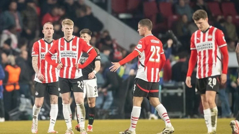 PSV Eindhoven muốn xoa dịu nỗi thất vọng của người hâm mộ sau trận thua nhục nhã 1-7 trên sân nhà.