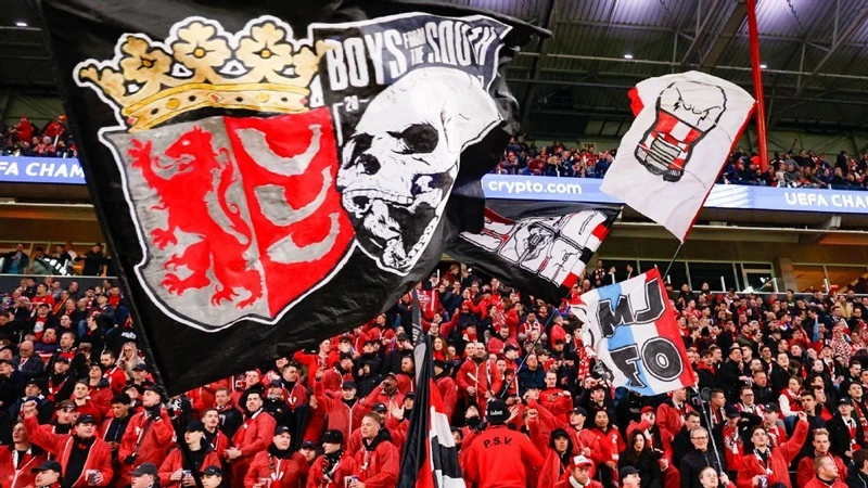 PSV không tiết lộ bao nhiêu người hâm mộ sẵn sàng lặn lội đến Anh xem một trận thủ tục trước đội hình 2 của Arsenal. PSV.jpg