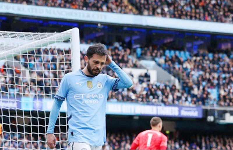 Bernardo Silva nhường chỗ cho Phil Foden chỉ 18 phút sau khi anh vào thay Savinho. Bernardo Silva.jpg