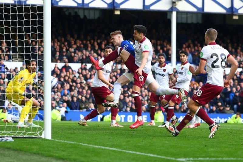 Pha không chiến của O’Brien giúp Everton giữ lại 1 điểm trước West Ham Everton.jpg