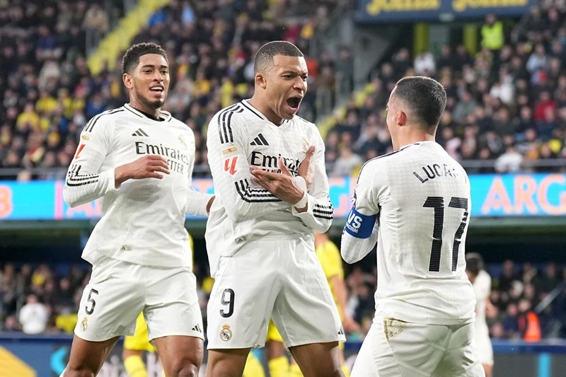 Real Madrid vượt qua khó khăn để ngược dòng thắng 2-1 ngay trên sân Villarreal.