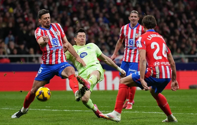 Robert Lewandowski khởi đầu cho chiến thắng ngược dòng khó tin của Barcelona. Atletico Madrid.jpg