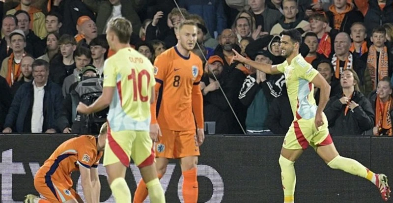 Mikel Merino ghi bàn trong thời gian bù giờ để cứu vãn tỷ số 2-2 cho Tây Ban Nha tại Hà Lan. Spain.jpg