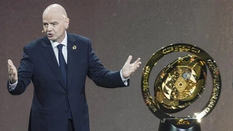 Chủ tịch FIFA Gianni Infantino và phiên bản chiếc cúp FIFA Club World Cup. FIFA Club World Cup..jpeg