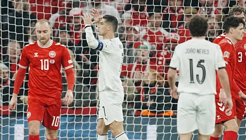 Cristiano Ronaldo thất vọng khi Bồ Đào Nha thua 0-1 trên sân Đan Mạch ở lượt đi tứ kết.