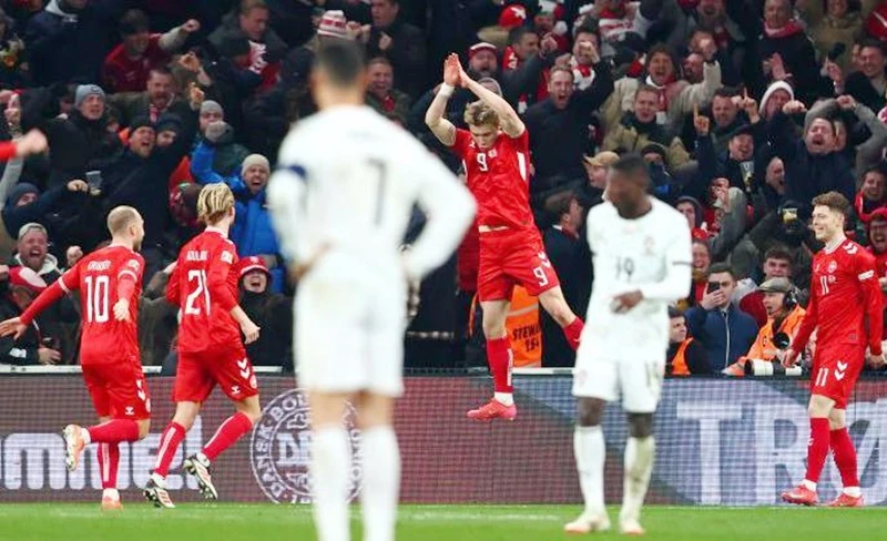 Ronaldo chứng kiến Rasmus Hojlund tái hiện màn ăn mừng “Siu” nổi tiếng của anh. Cristiano Ronaldo.jpg