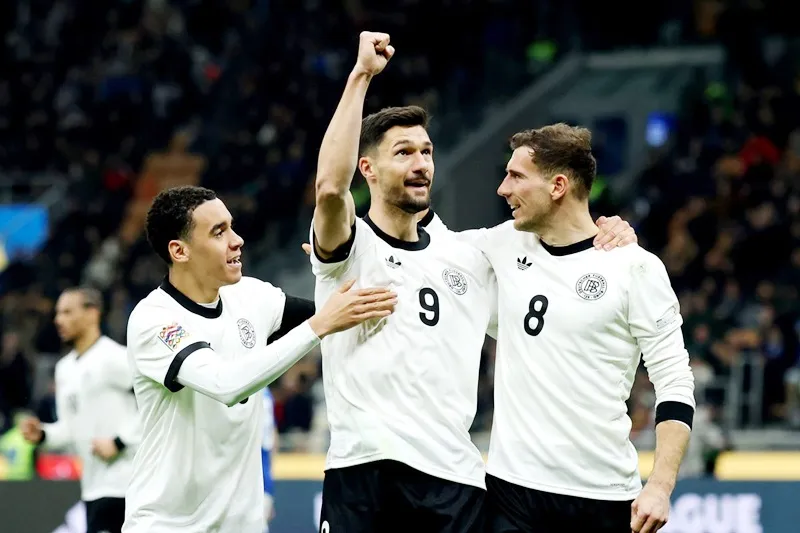 Đức bị Italy cầm hòa 3-3 nhưng vẫn giành chiến thắng chung cuộc với tỷ số 5-4. Germany.jpg