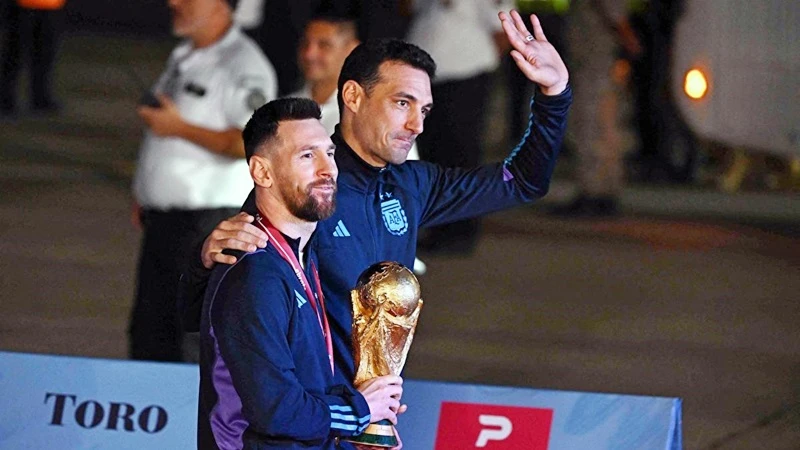 HLV Lionel Scaloni kêu gọi ngừng gây áp lực lên Lionel Messi.