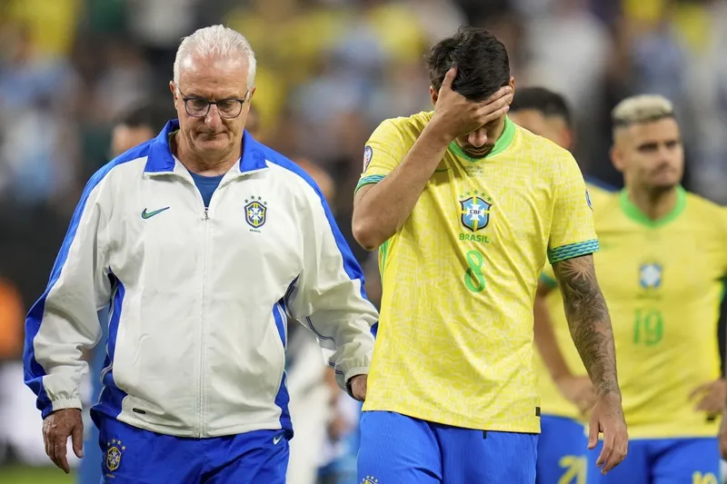 Dorival từng bị chỉ trích nặng nề khi Brazil bị loại ở tứ kết Copa America dưới tay Uruguay. Brazil1.jpg