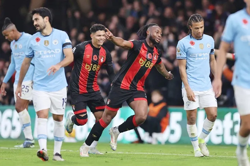 Man.City thua tại Bournemouth vào tháng 11 và cũng bắt đầu ngày tháng khủng hoảng. Man City1.jpg